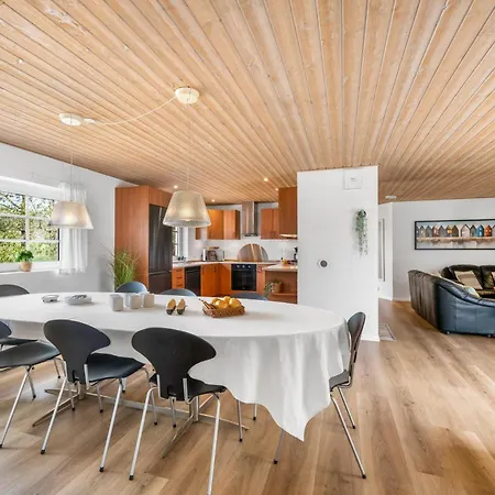 Large Pool House With Spa, Sauna And Lovely Outdoor Areas Semesterbostad